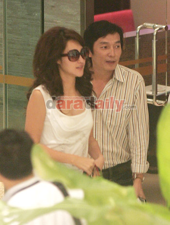 รักใหม่"ษา"ซาบซ่า ควงเสี่ยโชว์กลางห้าง