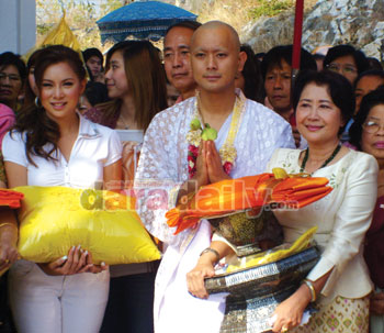 "บุ๋ม"น้ำตาร่วง ถือหมอนงานบวช"เต๊ะ"