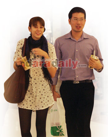 "ตอง"เชิดใส่"ไฮโซทิม" หวานใส่หนุ่มตี๋กลางห้าง