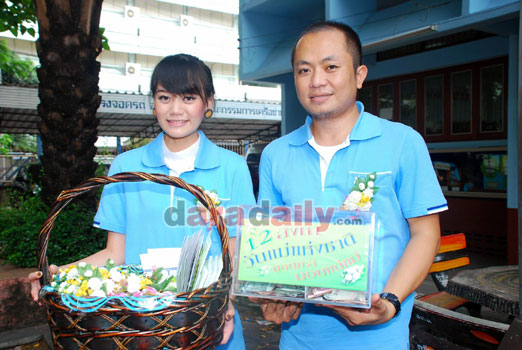 อี๊ด - การะเกด เชิญชวนซื้อดอกมะลิ พร้อมเขียนโปสการ์ดบอกรักแม่ 