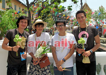 "นุ่น-เจมส์-เติ้ง" ไหว้พระขอพร 9 พระอารามหลวง 