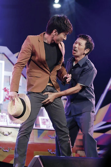 บุกขยำเป้า ‘โตโน่’ สะดุ้ง บุกขยำเป้า ‘โตโน่’ สะดุ้ง