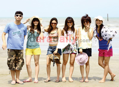 “ซินเดอเรล่า” ทำหนุ่มๆ ตาค้าง บุกหาด จ.เพชรบุรี สดใสซาบซ่า
