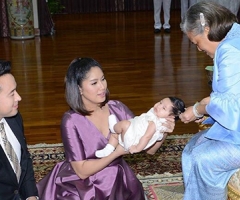 สมเด็จพระเทพรัตนราชสุดาฯ ทรงเมตตาขริบผมไฟแด่ "น้องปริม" ลูก "เบนซ์-มิค" สมเด็จพระเทพรัตนราชสุดาฯ ทรงเมตตาขริบผมไฟแด่ "น้องปริม" ลูก "เบนซ์-มิค"