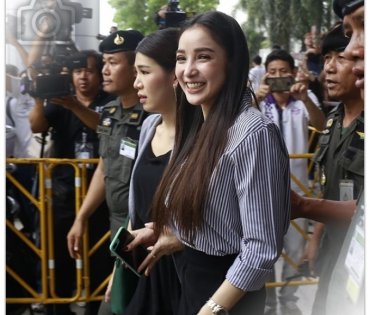 "แพท ณปภา" เข้าพบตำรวจกรณี เอี่ยว "เบนซ์ เรซซิ่ง" คดีฟอกเงิน