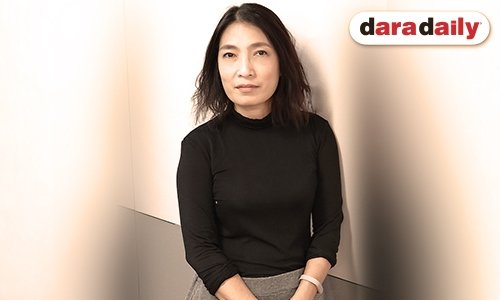 “แหม่ม พัชริดา” ขับร้องเพลงพระราชนิพนธ์ ถวายอาลัยครบรอบ 1 ปีสวรรคตในหลวงร. 9