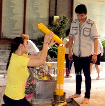 "ตั๊ก"ควง"ธีร์"ทําบุญถี่