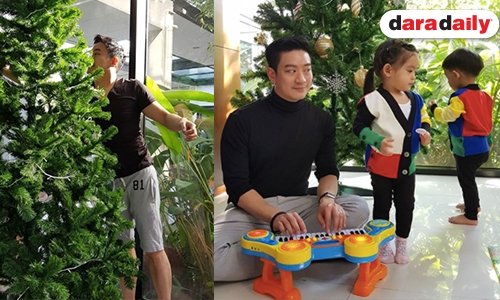 ส่องความน่ารัก “น้องอลิน-อลัน” ช่วย “พ่อโอ๊ค” ประดับต้นคริสต์มาส