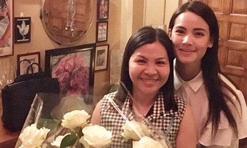"ญาญ่า" หอบดอกไม้ร่วมอวยพรวันเกิด "แม่แก้ว" คุณแม่หวานใจ "ณเดชน์"