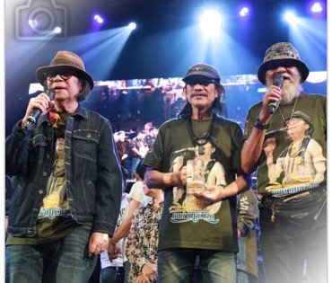 คอนเสิร์ตการกุศล “เพื่อนไม่ทิ้งกัน” เพื่อหารายได้ช่วยเหลือ สีเผือก คนด่านเกวียน