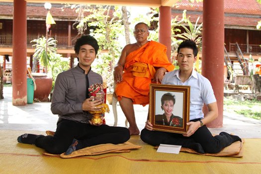วู้ดดี้พิสูจน์อาถรรพณ์พุ่มพวง  จูงมือน้องเพชรรับกระดูกแม่หลังถูกทิ้งไว้กว่า 20 ปี