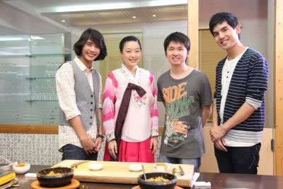 “เชฟอิ๊ก+หนุ่มเต๋อ กวน มึน โฮ” เกาะกระแสเกาหลีฟีเวอร์ ปรุงเมนูเกาหลีแบบต้นตำรับ