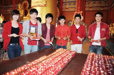 "ฟิล์ม" นำทัพ "ศิลปินอาร์เอส" "เสริมเฮง-แก้ปีชง"