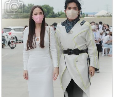 ภาพบรรยากาศคนบันเทิงเดินทางมาร่วมพิธีไว้อาลัย “แตงโม นิดา” ที่คริสตจักรเสรีภาพกรุงเทพ วันที่ 3