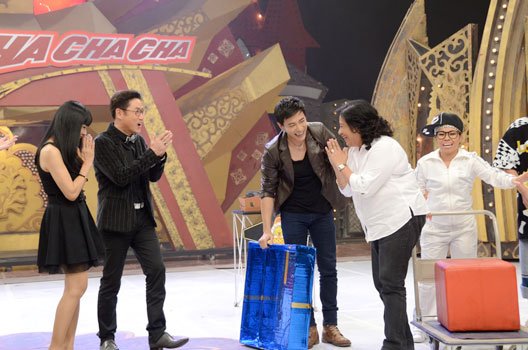 "บอย" สุดปลื้มเซอร์ไพรส์ กับของขวัญกล่องใหญ่จากแก๊ง 3 ช่า