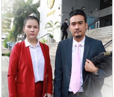 แอนนี่ บรู๊ค พร้อม ทนายเจมส์ เดินทางไปขึ้นศาลอาญา รัชดา เป็นครั้งแรกในรอบ 11 ปี