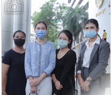 “แมท ภีรนีย์” พร้อม “ทนายนิด้า” เดินทางไปที่ศาลอาญารัชดา เพื่อนัดไต่สวนฟ้องเกรียนคีย์บอร์ด