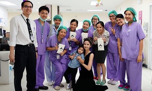 "โบว์" พา "น้องมะลิ" สวัสดีหมอ-พยาบาล ช่วยรักษา "ปอ ทฤษฎี" จนวินาทีสุดท้ายของชีวิต   