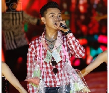 เปิดเวทีคอนเสิร์ตชุมทางดาวทองยิ่งใหญ่ “แซ็ค ชุมแพ” นำทีมศิลปินเซเว่นสตาร์ และกว่าอีก 30 ชีวิต