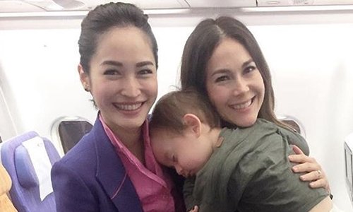ร่วมเฟรม! “พอลล่า” เจอแอร์โฮสเตสคนสวย “พลอย พลอยพรรณ” บนเครื่องบิน
