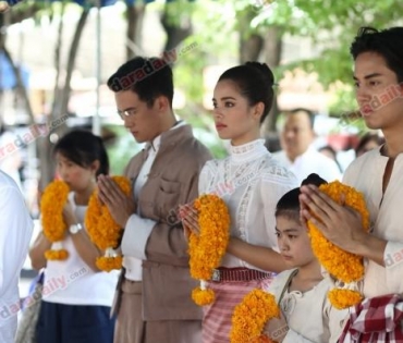 "เจมส์ มาร์ - ญาญ่า" นำทีมบวงสรวงกลิ่นกาสะลอง ณ ช่องสามหนองแขม