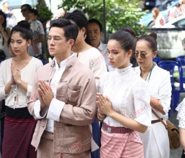 "เจมส์ มาร์ - ญาญ่า" นำทีมบวงสรวงกลิ่นกาสะลอง ณ ช่องสามหนองแขม