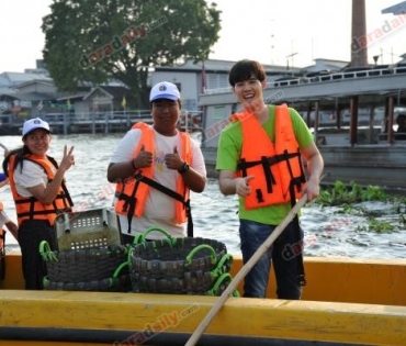 ทีมนักแสดงริมฝั่งน้ำช่วยกันเก็บขยะริมแม่น้ำ