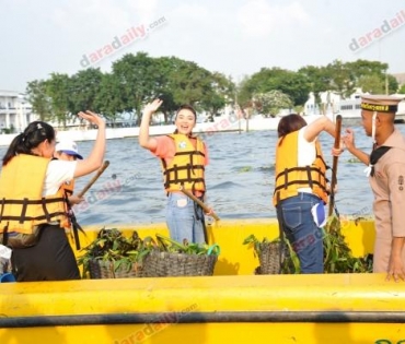 ทีมนักแสดงริมฝั่งน้ำช่วยกันเก็บขยะริมแม่น้ำ