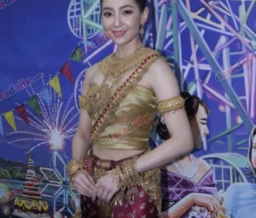 เบลล่า ออกงานในลุคนางสงกรานต์