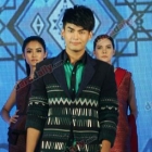 "ฮั่น เดอะสตาร์" ใส่ชุดผ้าไหมเดินแบบ