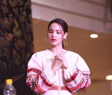 "ญาญ่า" แฮปปี้ทริปไหว้พระที่พม่า  ปัด "แม่แก้ว" อัพรูปถี่หลังเปิดตัวคบ "ณเดชน์"