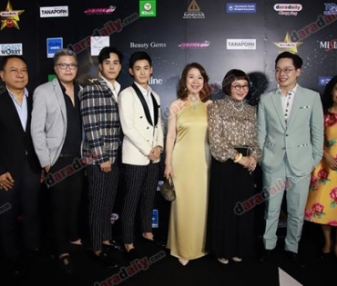 เหล่าดาราตบเท้าเดิน Black carpet งานประกาศรางวัล daradaily Awards ครั้งที่ 8