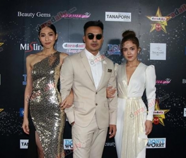 เหล่าดาราตบเท้าเดิน Black carpet งานประกาศรางวัล daradaily Awards ครั้งที่ 8