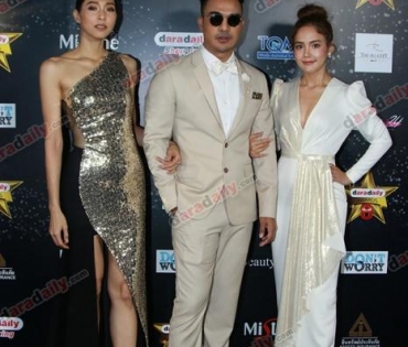 เหล่าดาราตบเท้าเดิน Black carpet งานประกาศรางวัล daradaily Awards ครั้งที่ 8