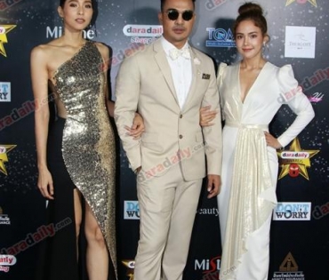 เหล่าดาราตบเท้าเดิน Black carpet งานประกาศรางวัล daradaily Awards ครั้งที่ 8