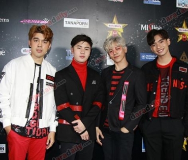 เหล่าดาราตบเท้าเดิน Black carpet งานประกาศรางวัล daradaily Awards ครั้งที่ 8