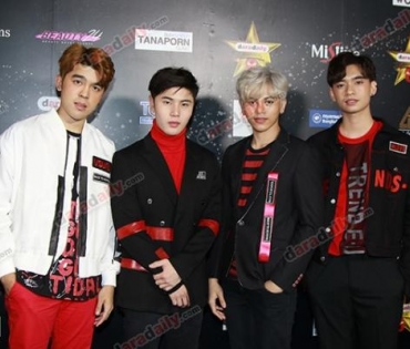 เหล่าดาราตบเท้าเดิน Black carpet งานประกาศรางวัล daradaily Awards ครั้งที่ 8