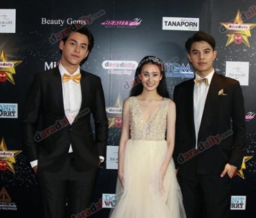 เหล่าดาราตบเท้าเดิน Black carpet งานประกาศรางวัล daradaily Awards ครั้งที่ 8