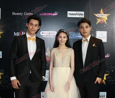 เหล่าดาราตบเท้าเดิน Black carpet งานประกาศรางวัล daradaily Awards ครั้งที่ 8