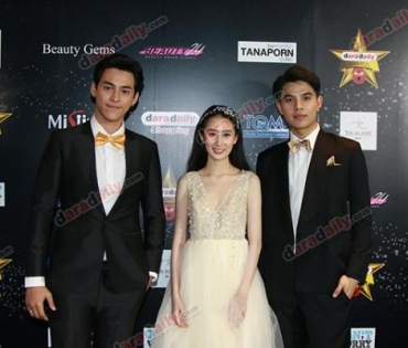 เหล่าดาราตบเท้าเดิน Black carpet งานประกาศรางวัล daradaily Awards ครั้งที่ 8