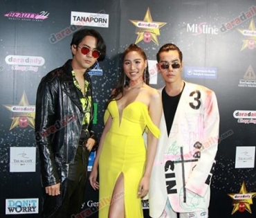 เหล่าดาราตบเท้าเดิน Black carpet งานประกาศรางวัล daradaily Awards ครั้งที่ 8