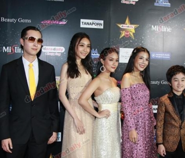 เหล่าดาราตบเท้าเดิน Black carpet งานประกาศรางวัล daradaily Awards ครั้งที่ 8