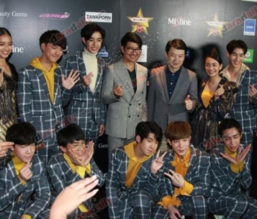 เหล่าดาราตบเท้าเดิน Black carpet งานประกาศรางวัล daradaily Awards ครั้งที่ 8