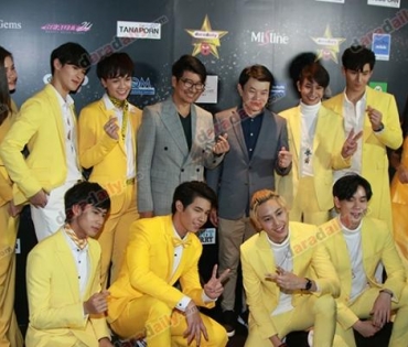 เหล่าดาราตบเท้าเดิน Black carpet งานประกาศรางวัล daradaily Awards ครั้งที่ 8