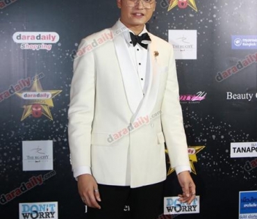 เหล่าดาราตบเท้าเดิน Black carpet งานประกาศรางวัล daradaily Awards ครั้งที่ 8