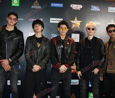 เหล่าดาราตบเท้าเดิน Black carpet งานประกาศรางวัล daradaily Awards ครั้งที่ 8