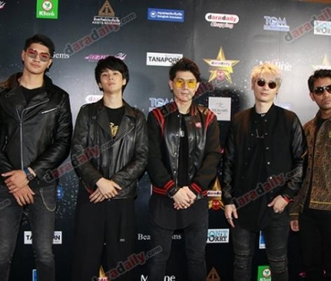 เหล่าดาราตบเท้าเดิน Black carpet งานประกาศรางวัล daradaily Awards ครั้งที่ 8