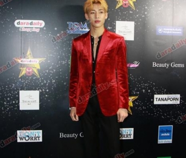 เหล่าดาราตบเท้าเดิน Black carpet งานประกาศรางวัล daradaily Awards ครั้งที่ 8