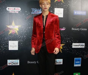 เหล่าดาราตบเท้าเดิน Black carpet งานประกาศรางวัล daradaily Awards ครั้งที่ 8