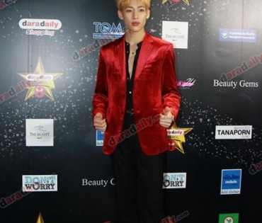 เหล่าดาราตบเท้าเดิน Black carpet งานประกาศรางวัล daradaily Awards ครั้งที่ 8